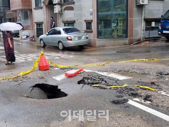 지난 8일 발달장애 가족이 사망한 서울 관악구 신림동 일대가 폭우로 인해 땅이 꺼져 있다.(사진=조민정 기자)