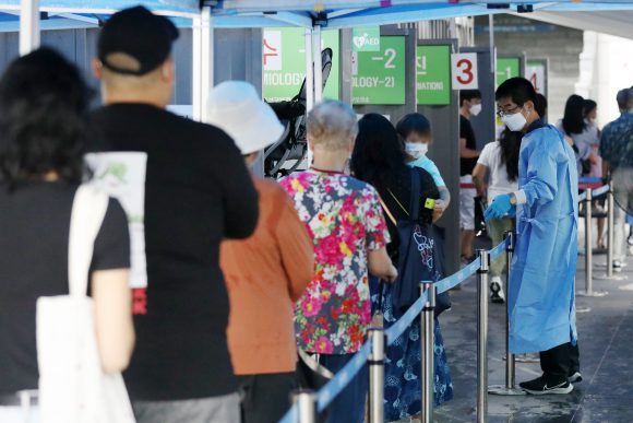 8일 오전 서울 용산구 보건소 선별검사소에서 시민들이 검사를 받기 위해 줄을 기다리고 있다. [사진=뉴스1]