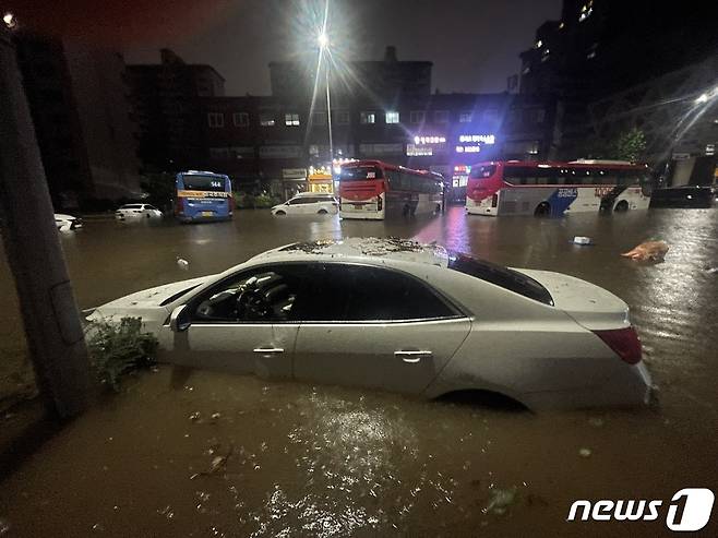 8일 서울 서초구 진흥아파트 인근 도로가 침수돼 차량이 물에 잠겨 있다. 2022.8.8/뉴스1 ⓒ News1 송원영 기자