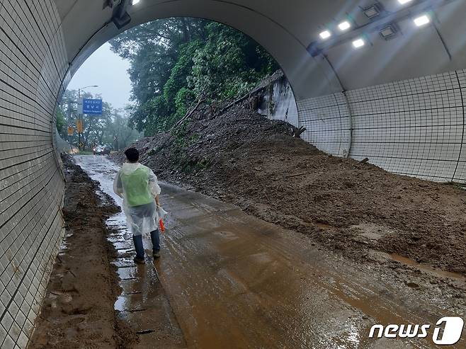 경기 성남지역에서 광주지역으로 넘어가는 남한산성터널을 한 관계자가 차량을 통제하고 있다.ⓒ 뉴스1 유재규 기자