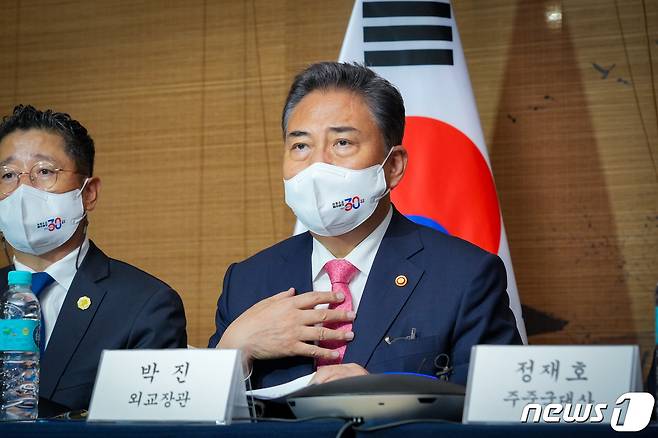 박진 외교부 장관이 9일 중국 산둥성 칭다오에서 재중국 교민·기업인들과 화상 간담회를 하고 있다. (외교부 제공) 2022.8.9/뉴스1