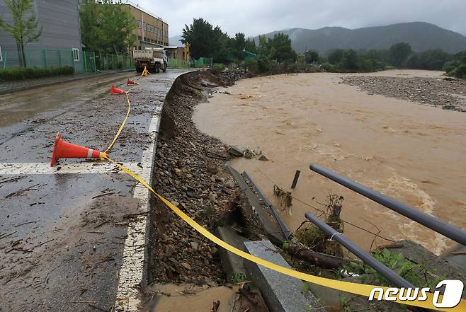 중부지방에 기록적인 폭우가 이어진 9일 오후 경기 광주시 퇴촌면 우산천변 도로 일부가 무너져 내려 있다. 2022.8.9/뉴스1 ⓒ News1 구윤성 기자