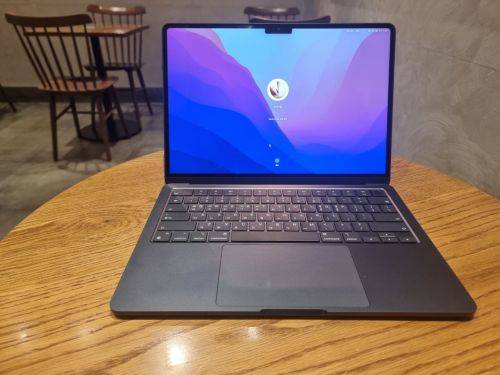 노트북 화면. 노치 디자인이 눈에 띈다.