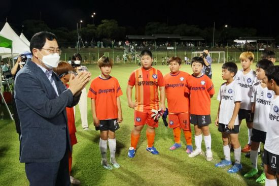 주낙영 경주시장이 지난 8일 ‘경주화랑FC’의 홈경기를 직접 찾아 출전 선수들을 격려하고 있다.