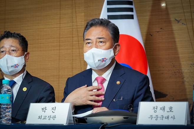 박진 외교부 장관이 9일(현지시간) 산둥성 칭다오 지모고성군란호텔에서 열린 재중국 교민·기업인 화상간담회에 참석해 발언하고 있다. /외교부 제공