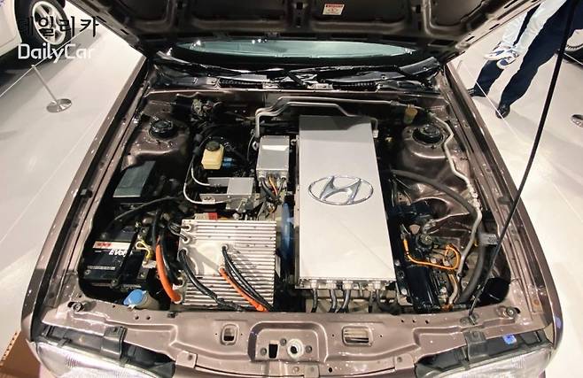 전기차로 개조된 현대차 쏘나타 Y2 EV 테스트카 엔진룸