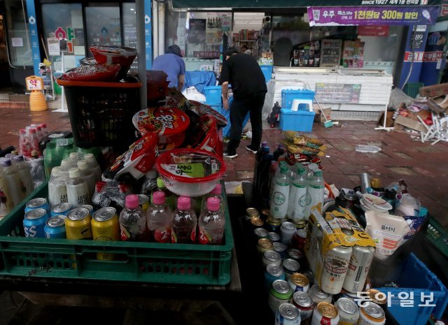 서울을 비롯한 중부지역에 기록적인 폭우가 내린 9일 오전 서울 서초구 서초동의 한 편의점에서 침수 피해를 입은 물건을 가게 밖으로 빼놓았다. 송은석 기자 silverstone@donga.com