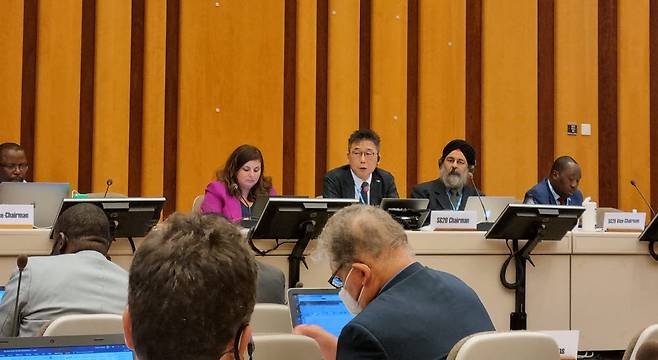 ETRI 김형준 지능화융합연구소장(ITU-T SG20 의장, 사진 중앙)이 국제표준화 회의를 주관하는 모습