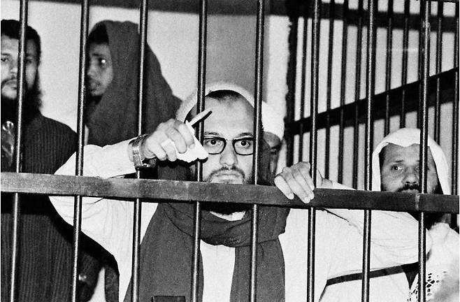 안와르 사다트 이집트 대통령 암살 사건과 관련해 1982년에 체포된 아이만 알자와히리가 유치장에 갇혀 있는 모습. <시엔엔>(CNN) 누리집 갈무리