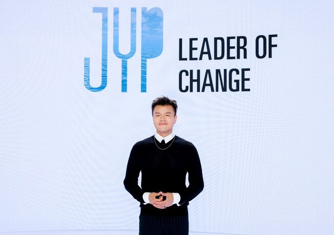 ‘2021 JYP ESG REPORT’를 발표 중인 박진영 설립자의 모습. JYP엔터테인먼트 제공