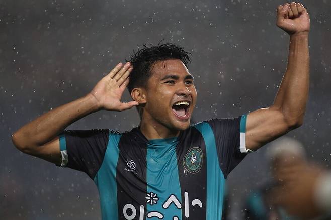 안산 그리너스 아스나위가 지난달 31일 경기 안산 와∼스타디움에서 열린 전남 드래곤즈와 2022 K리그2 안방 경기에서 선제골을 터뜨린 뒤 기뻐하고 있다. 안산 그리너스 제공