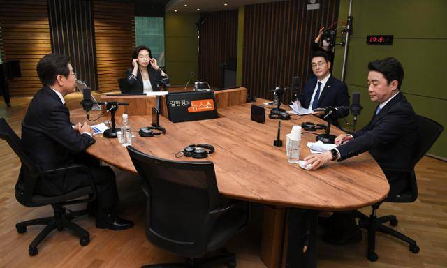 9일 오전 서울 양천구 CBS사옥에서 열린 CBS라디오 ‘김현정의 뉴스쇼’ 더불어민주당 당대표 후보자 방송 토론회에 참석한 각 후보들이 토론회를 준비하고 있다. 왼쪽부터 이재명 후보, 김현정 앵커, 박용진 후보, 강훈식 후보. 뉴시스