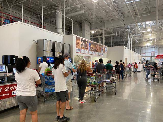 4일(현지시간) 미국 캘리포니아 새너제이의 코스트코 매점에서 점심식사를 주문하려는 이들이 길게 줄지어 서 있다. 실리콘밸리=이서희 특파원