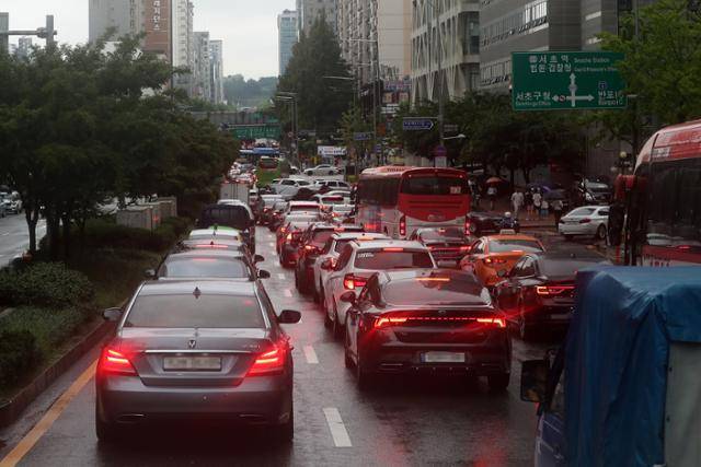서울을 비롯한 중부지역에 기록적인 폭우가 내린 9일 오전 서울 서초구 서초동 서초대로가 전날 쏟아진 폭우에 침수, 고립된 차량들과 출근길 차량이 뒤엉켜 정체되고 있다. 뉴스1