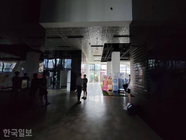 9일 오전 서울 강남역 인근의 한 고층건물이 전날 폭우로 지하 전기실이 침수된 탓에 전력이 공급되지 않아 내부가 컴컴하다. 김재현 기자