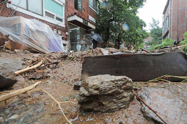 9일 서울시 관악구 청룡동의 빌라 옆으로 토사가 쓸려 내려와 있다. 뉴스1
