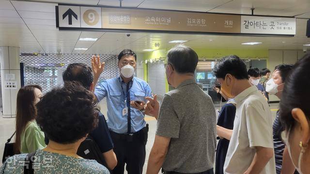 9일 오전 서울 지하철 4·9호선 동작역에서 역무원이 4호선에서 막 내린 시민들에게 9호선 환승이 불가능하다고 안내하고 있다. 뒤로 출입이 통제된 9호선 환승 통로가 보인다. 나광현 기자