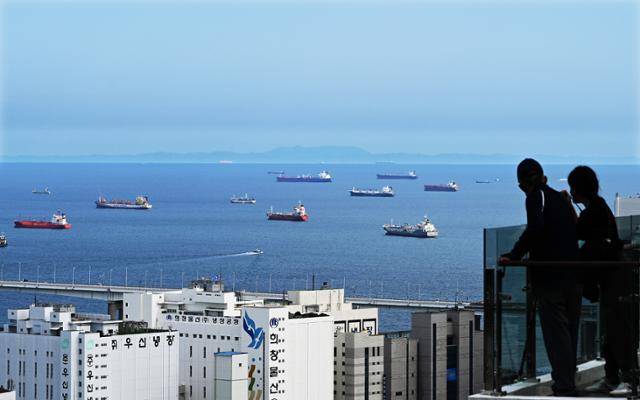 부산항 전망대에서는 영도 앞바다 묘박지(입항 대기 중인 배들이 쉬는 곳) 너머로 일본 쓰시마까지 조망된다.