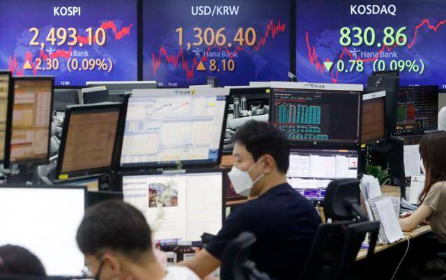 8일 서울 중구 하나은행 딜링룸에서 딜러들이 업무를 하고 있다. 뉴시스