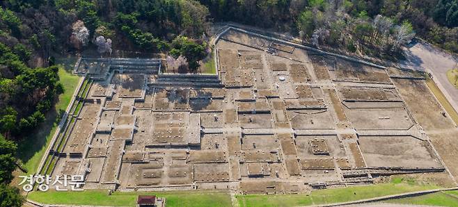 경기 양주 천보산(423m) 자락에 자리집고 있는 양주 회암사터 항공사진. 발굴결과 산 아래쪽 계곡에 차곡차곡 쌓은 8개의 석축 위에서 70여개 동의 건물지가 확인되었다. 발굴 현장을 그대로 노출시켜 놓았다.|양주 시립 회암사지 박물관 제공