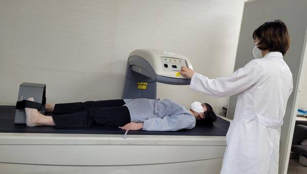 50대 이상 여성에게 가장 많이 발생하는 골다공증은 뼈의 강도가 약해져 골절이 잘 일어날 수 있는 질환이다. 그 자체만으로는 거의 증상을 일으키지 않고, 골절 발생 후에 알게 되는 경우가 많다. 김용기내과의원 오민영 과장이 골밀도 측정기로 환자 상태를 검사하고 있다.