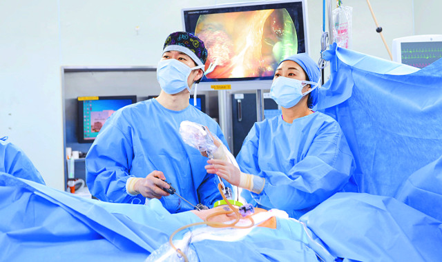 아주대병원 대장항문외과 김창우 교수(왼쪽)가 대장암 환자의 복강경 수술을 집도하고 있다. 아주대병원 제공