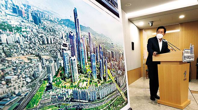 오세훈 서울시장이 지난 7월 26일 서울시청에서 용산정비창 일대 개발 청사진인 ‘용산국제업무지구 개발 구상’을 발표하고 있다. (한주형 기자)