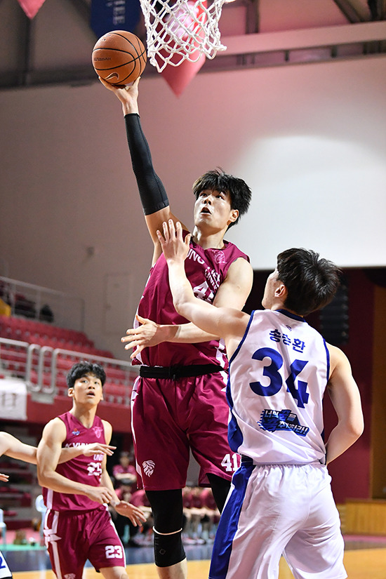 경희대 이사성은 오는 9월 열리는 KBL 신인 드래프트에 참가하지 못한다. 그는 귀화 절차를 밟고 통과해야만 KBL에 진출할 수 있다. 사진=대학농구연맹