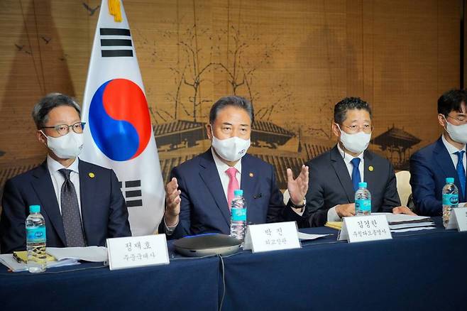 박진 외교부 장관이 9일 중국 산둥성 칭다오에서 중국지역 공관장과 화상 회의를 하고 있다. /사진제공=외교부