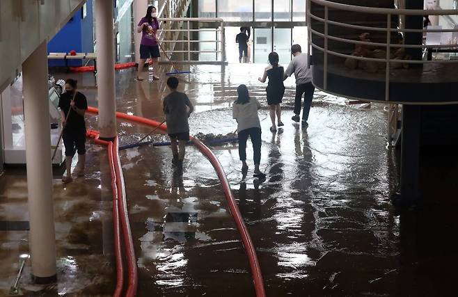 [서울=뉴시스] 이영환 기자 = 9일 오후 서울 관악구 서울대학교 제1공학관에서 학생 및 관계자들이 침수피해 복구작업을 하고 있다. 2022.08.09.