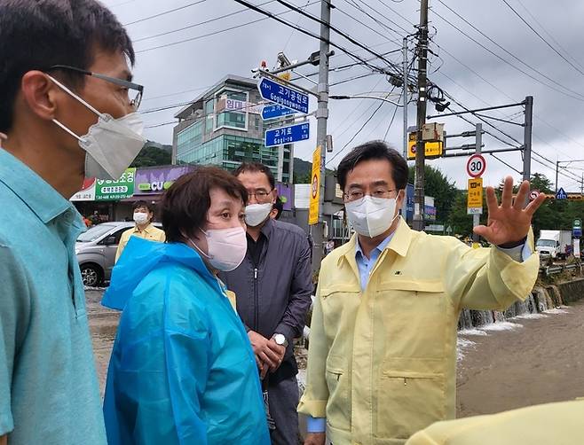 폭우경보가 내려진 9일 오후 3시40분쯤 용인시 수지구 고기동 고기교 앞. 노란 점퍼에 장화를 신고 등장한 김동연 경기도지사는 하천범람으로 물에 잠긴 고기교 일대와 침수된 농경지 현장을 찾았다. / 사진제공=경기도