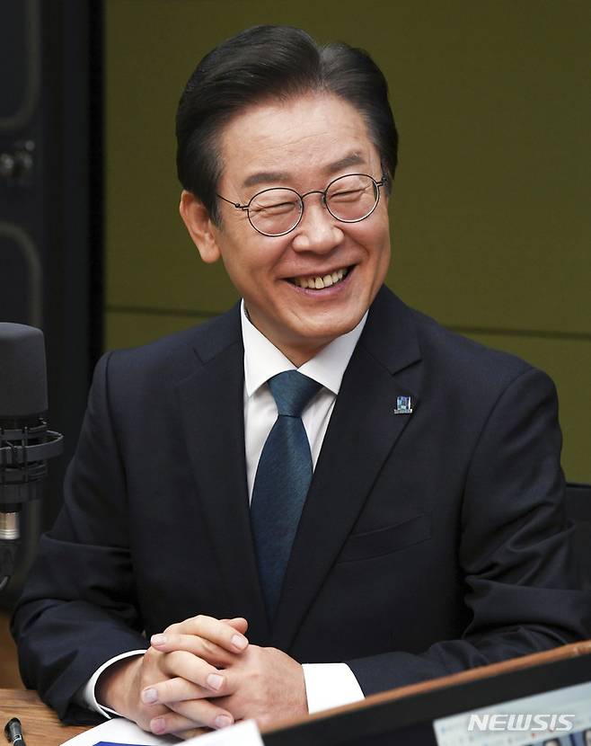 [서울=뉴시스] 국회사진기자단 = 이재명  더불어민주당 당대표 후보가 9일 오전 서울 양천구 CBS사옥에서 열린 CBS라디오 ‘김현정의 뉴스쇼’ 당대표 후보자 방송 토론회에 출연해 발언을 하고 있다. 2022.08.09. photo@newsis.com