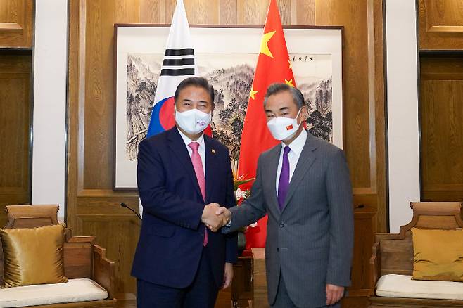 박진 외교부 장관이 9일 중국 칭다오시 지모구 지모고성군란호텔에서 왕이 중국 외교담당 국무위원 겸 외교부장과 회담에 앞서 악수하고 있다. 외교부 제공