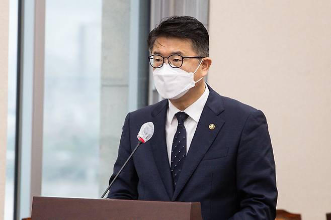 장상윤 교육부 차관이 9일 오전 국회에서 열린 교육위원회 전체회의에서 업무보고를 하고 있다. 국회 사진기자단