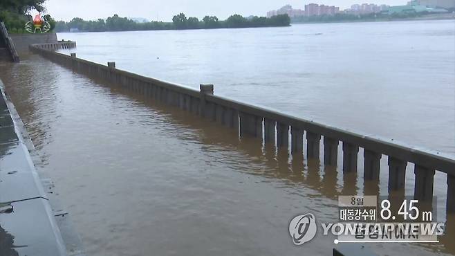 평양에 장마 영향 집중호우…대동강 물 또 넘쳐 (서울=연합뉴스) 장마의 영향으로 8일 평양에 집중 호우가 내리면서 대동강 물이 불어나 강변의 인도가 물에 잠겼다. 이날 평양에는 정오까지 83㎜의 비가 내렸다고 조선중앙TV가 보도했다. [조선중앙TV 화면] 2022.8.8 
    [국내에서만 사용가능. 재배포 금지. For Use Only in the Republic of Korea. No Redistribution] nkphoto@yna.co.kr