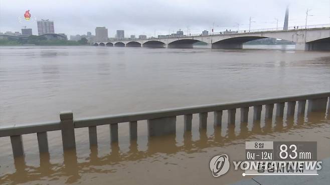 평양에 장마 영향 집중호우…대동강 물 또 넘쳐 (서울=연합뉴스) 장마의 영향으로 8일 평양에 집중 호우가 내리면서 대동강 물이 불어나 강변의 인도가 물에 잠겼다. 이날 평양에는 정오까지 83㎜의 비가 내렸다고 조선중앙TV가 보도했다. [조선중앙TV 화면] 2022.8.8 
    [국내에서만 사용가능. 재배포 금지. For Use Only in the Republic of Korea. No Redistribution] nkphoto@yna.co.kr