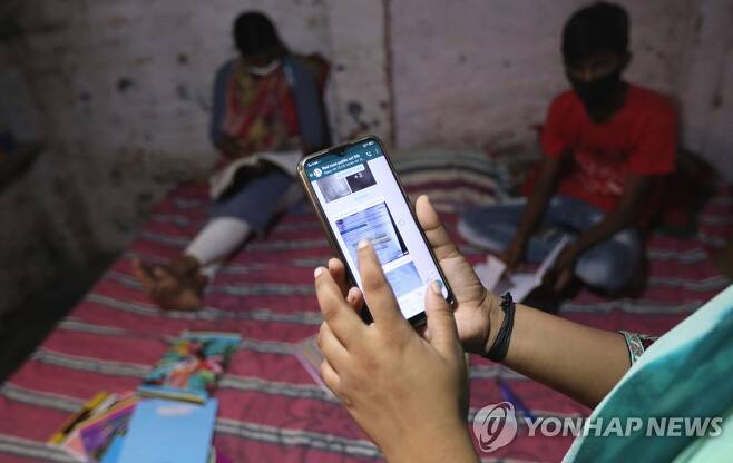 인도 뉴델리 인근서 스마트폰 이용하는 모습(기사와 직접관련 없음) [EPA=연합뉴스 자료사진. 재판매 및 DB 금지]