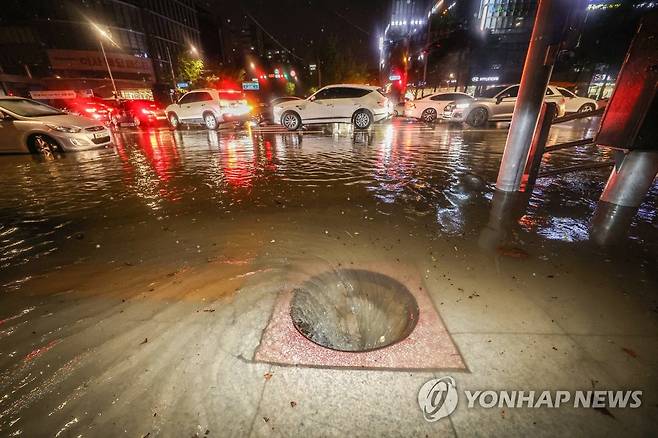 하수 역류로 뚜껑 없어진 배수구 위험 (서울=연합뉴스) 황광모 기자 = 9일 새벽 폭우로 다수의 차량이 침수된 서울 강남구 대치사거리의 배수구가 뚜껑이 없어진 채 소용돌이치고 있다.
    이날 침수된 서울 강남 지역에서는 시간당 100mm가 넘는 폭우가 쏟아져 하수가 역류하면서 배수구 강철 뚜껑이 유실된 곳이 다수 발생했다.
    특히 침수된 곳을 걷다가 이 배수구에 빠져 실종되는 경우가 자주 발생해 주의가 요구된다. 2022.8.9 hkmpooh@yna.co.kr