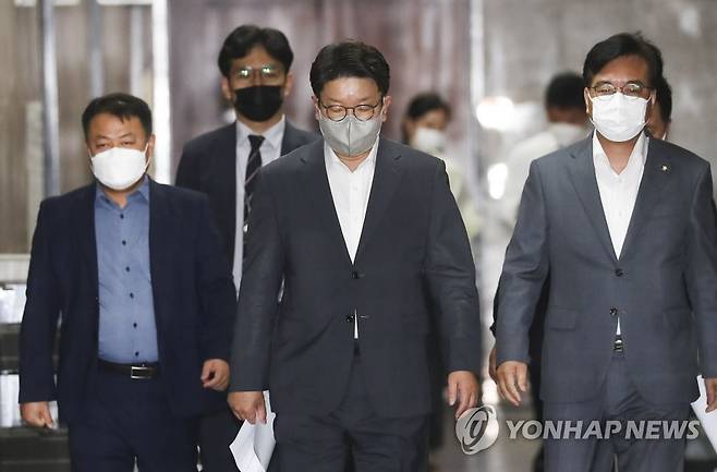 전국위원회 참석하는 권성동 당 대표 직무대행 겸 원내대표 (서울=연합뉴스) 하사헌 기자 = 국민의힘 권성동 당 대표 직무대행 겸 원내대표가 9일 서울 여의도 국회에서 비대위 체제 전환을 위한 당헌 개정안과 비대위원장 인선안을 의결할 전국위원회에 참석하고 있다. 2022.8.9 [국회사진기자단] toadboy@yna.co.kr