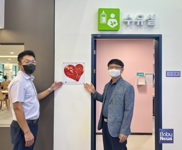 인구보건복지협회 강원지회와 문막휴게소 관계자들이 '아기와 엄마가 행복한 방' 제1084호 오픈식 후 기념촬영을 하고 있다. ⓒ인구보건복지협회 강원지회