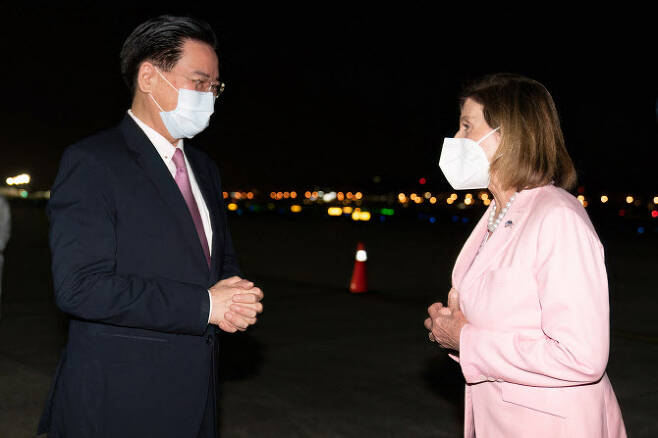 낸시 펠로시(오른쪽) 미국 하원의장이 지난 2일 밤(현지시간) 대만 타이베이 쑹산공항에 착륙한 이후 조셉 우 대만 외교부장의 영접을 받고 있다. (사진=AFP)
