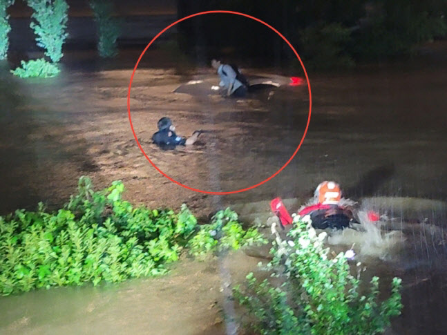 지난 9일 밤 11시20분쯤 소방관들이 마포 절두산순교성지 인근에서 불어난 한강물에 고립된 40대 운전자를 구조하고 있다.(사진=마포소방서)