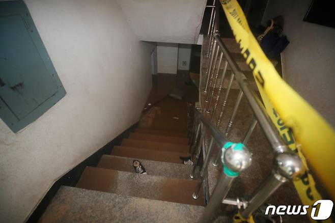 9일 간밤의 폭우로 일가족 3명이 사망한 서울 관악구 신림동의 다세대 주택 반지하층이 여전히 물에 잠겨 있다. (대통령실사진기자단) 2022.8.9/뉴스1 ⓒ News1 오대일 기자