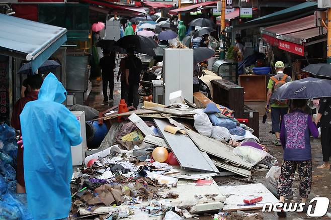 9일 서울 동작구 남성사계시장에 폭우로 피해를 입은 상인들이 복구작업을 하며 생긴 쓰레기들이 쌓여 있다. 2022.8.9/뉴스1 ⓒ News1 이광호 기자