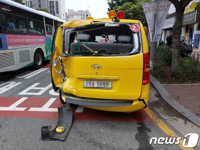 어린이통학차량이 뒷부분이 파손된 채 사고현장에서 정차 중이다(부산경찰청 제공)ⓒ 뉴스1