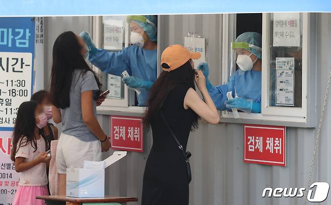 9일 대전 유성구 월드컵경기장 주차장에 마련된 선별진료소에서 시민들이 검사를 받고 있다. 2022.8.9/뉴스1 ⓒ News1 김기태 기자