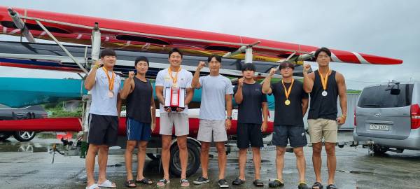 제18회 백마강배 전국카누경기대회에서 종합우승을 한 인천시청 카누팀이 기념촬영을 하고 있다. 사진｜인천시청 강진선 감독 제공