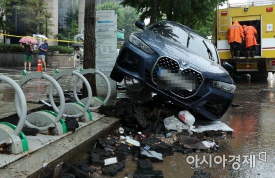 9일 서울 서초구 진흥아파트 앞 일대에서 폭우에 침수됐던 차량들이 물이 빠지면서 모습을 드러내고 있다./강진형 기자aymsdream@