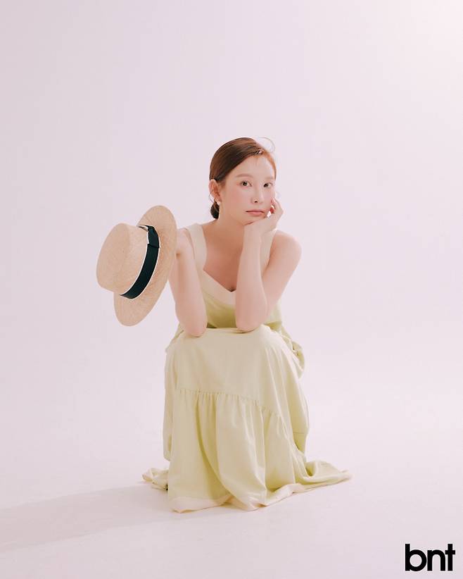 원피스는 리엘, 진주 이어링은 OST 제품.