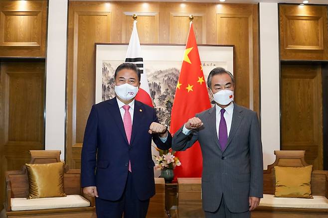 박진 한국 외교부 장관(왼쪽)이 2022년 8월 9일 중국 산둥성 칭다오에서 왕이 중국 외교부장과 팔로 악수하고 있다./외교부 제공